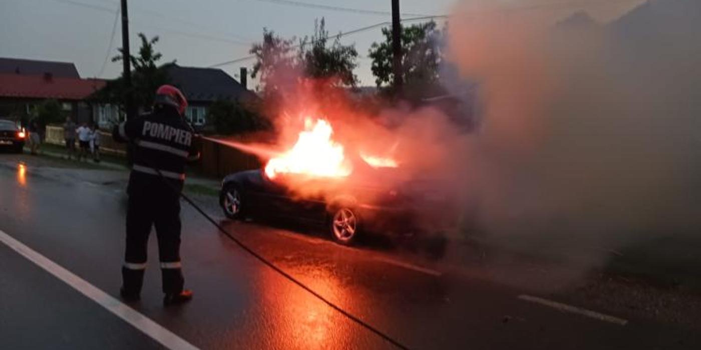 Autoturism cuprins de flăcări, aseară, în localitatea Urișor, județul Cluj