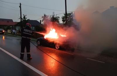 Autoturism cuprins de flăcări, aseară, în localitatea Urișor, județul Cluj