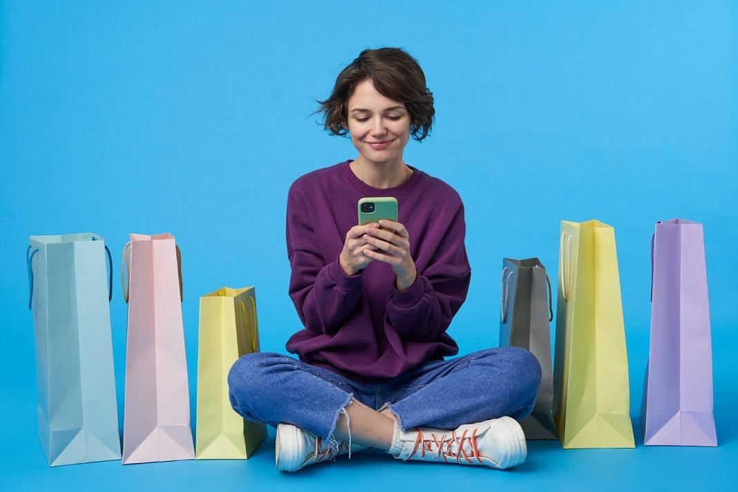 Peste 83% dintre Milleniali și 93% dintre cei din GenZ fac cumpărături online lunar