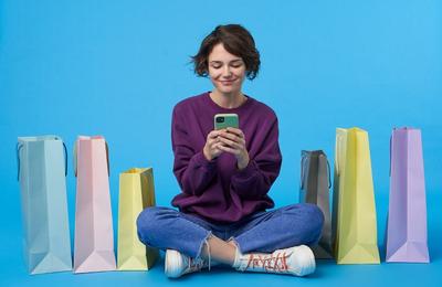 Peste 83% dintre Milleniali și 93% dintre cei din GenZ fac cumpărături online lunar