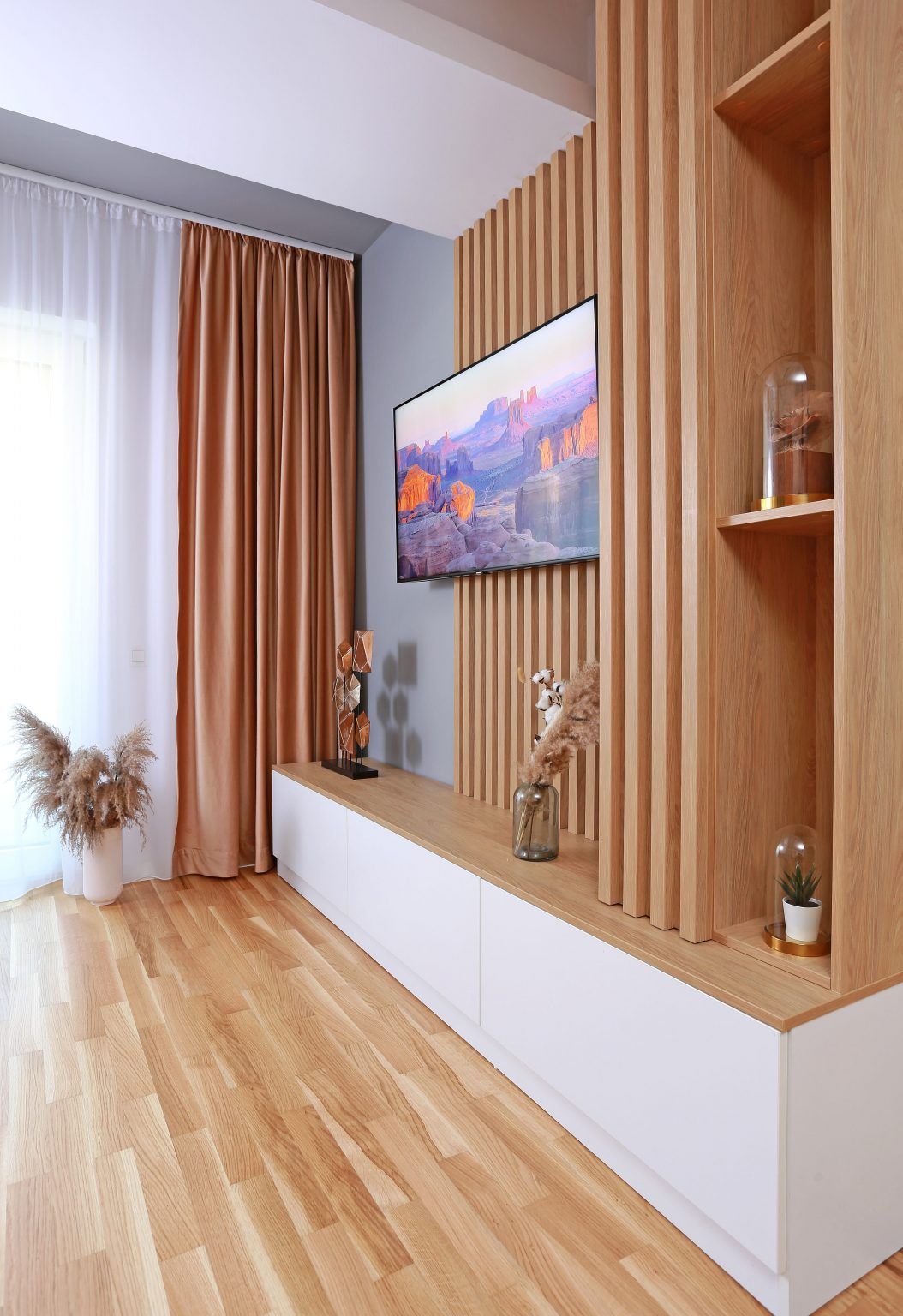 Amenajare moderna cu mult lemn si culori pastelate