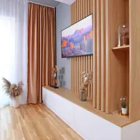 Amenajare moderna cu mult lemn si culori pastelate