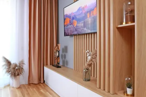 Amenajare moderna cu mult lemn si culori pastelate