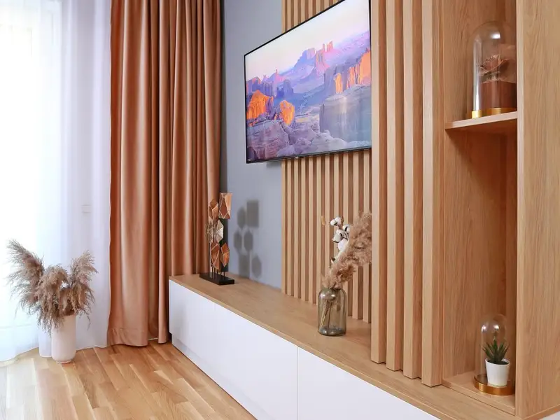 Amenajare moderna cu mult lemn si culori pastelate