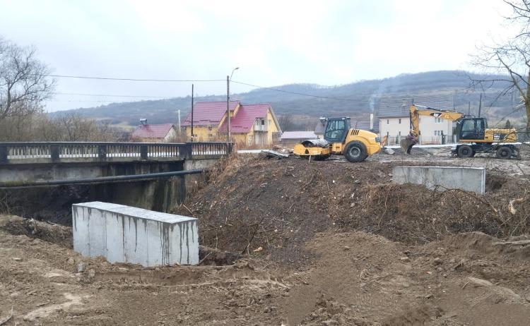 A început construcția podului provizoriu peste pârâul Bandău, pe drumul județean DJ 172F, în localitatea Mica
