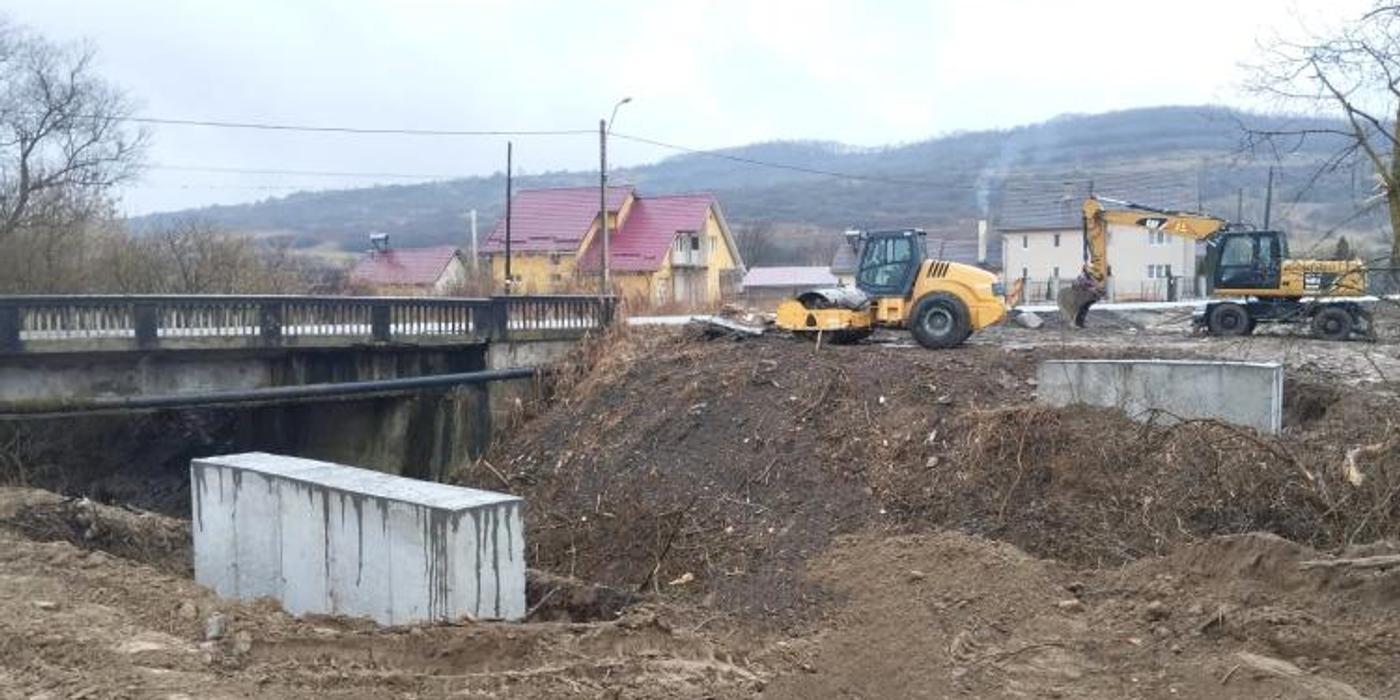 A început construcția podului provizoriu peste pârâul Bandău, pe drumul județean DJ 172F, în localitatea Mica