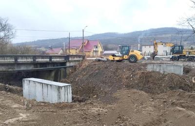 A început construcția podului provizoriu peste pârâul Bandău, pe drumul județean DJ 172F, în localitatea Mica