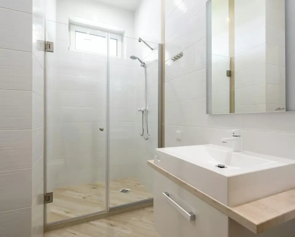 Shower Enclosure with Glass Walls: Advantages, Disadvantages, Types