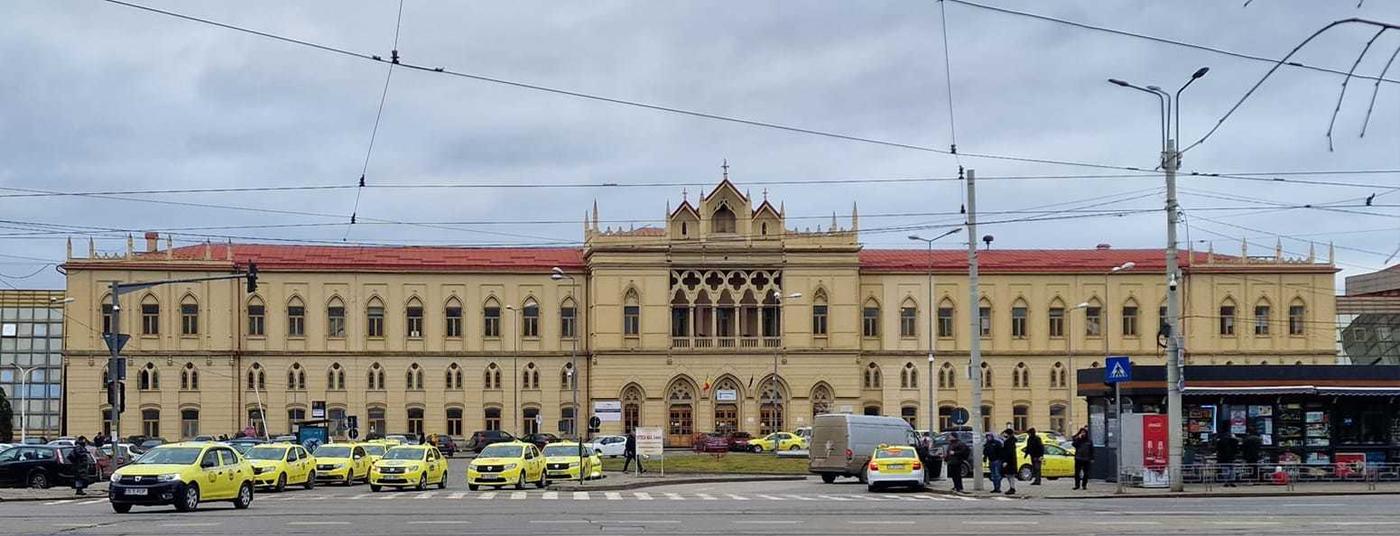 Consilier al ministrului Transporturilor, către conducerea Regionalei CFR Iaşi: Nu mai închideţi Gara Iaşi pe timp de noapte. Ajung trenurile după ora 22.00, iar gara este închisă. Ruşinică!