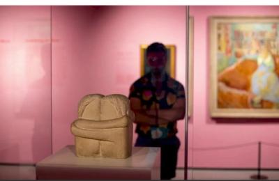 Celebra sculptură „Sărutul” realizată de Constantin Brâncuși, poate fi admirată de bucureșteni în cadrul expoziției Art Safari