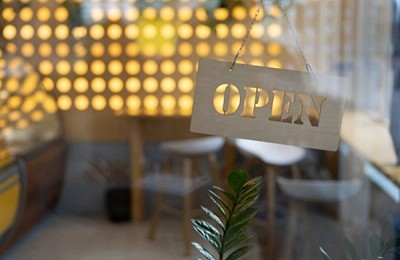 Cum influențează iluminatul inteligent percepția brandului în industria HoReCa