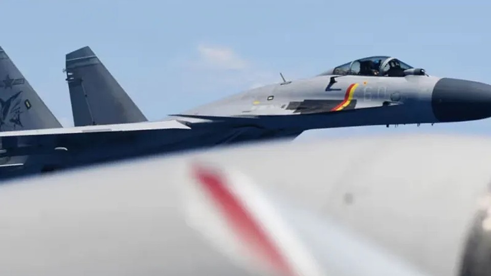 China, tactici rusești în Pacific. Un J-15 a trecut aproape de un avion japonez, la intimidare