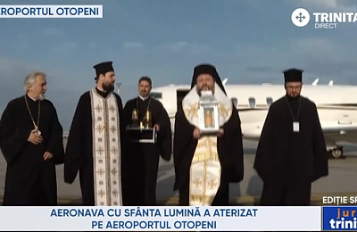 VIDEO | Lumina Sfântă de la Ierusalim a fost adusă la București și va fi împărțită credincioșilor din România și Republica Moldova