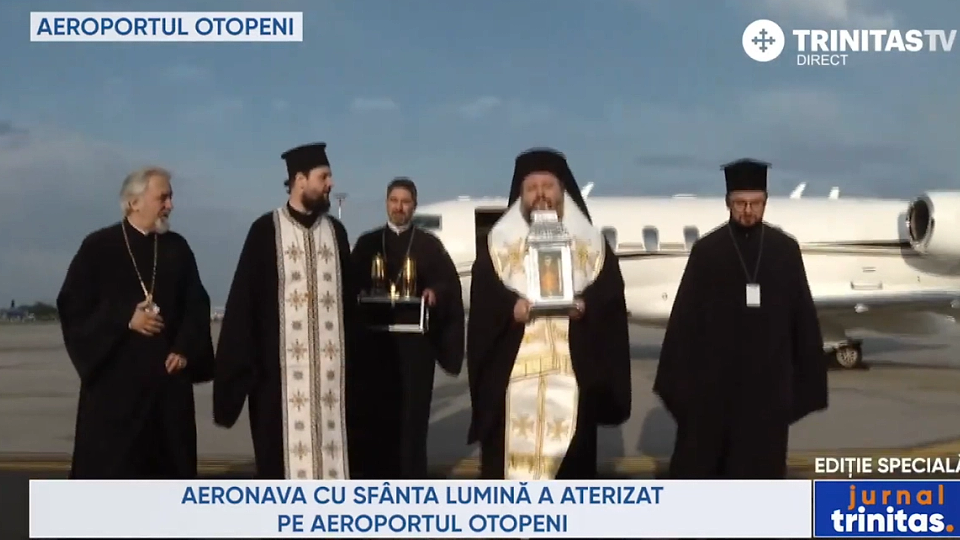 VIDEO | Lumina Sfântă de la Ierusalim a fost adusă la București și va fi împărțită credincioșilor din România și Republica Moldova