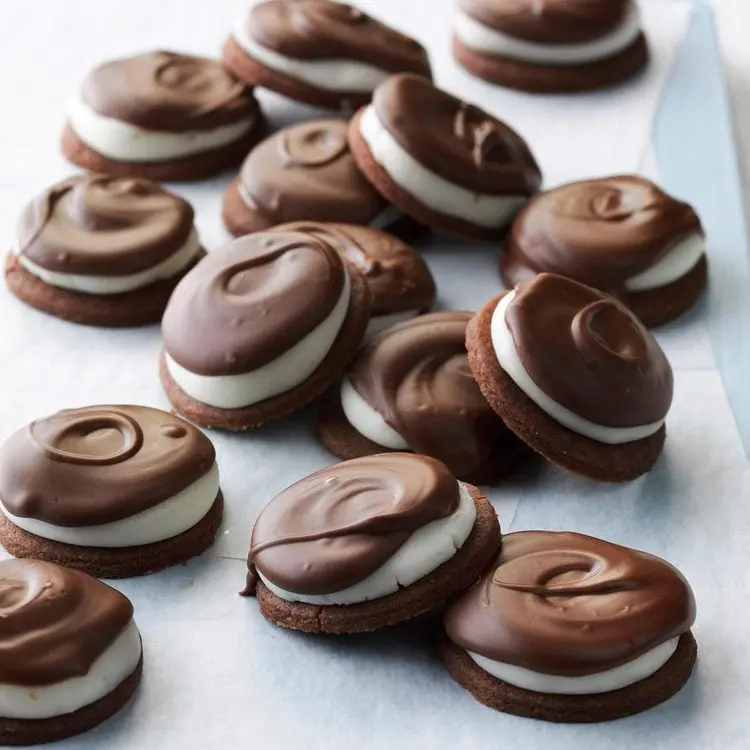 Bezele moi din ciocolată cu umplutură de mentă.