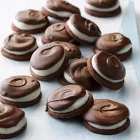 Bezele moi din ciocolată cu umplutură de mentă.