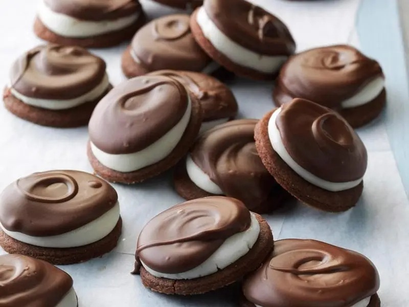 Bezele moi din ciocolată cu umplutură de mentă.