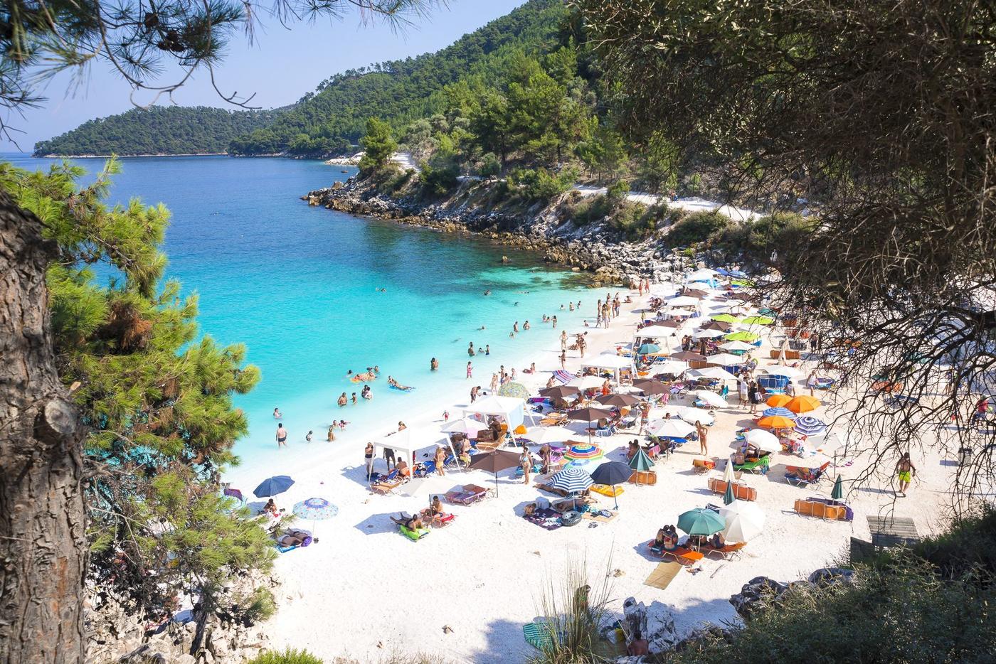Hotelierii din Thassos spun că tarifele vor fi cu 7 10% mai mari anul acesta, deşi costurile de operare au crescut cu peste 30%. Sunt şi români care îşi cumpără case pe insulă / Ce spune primarul din Thassos