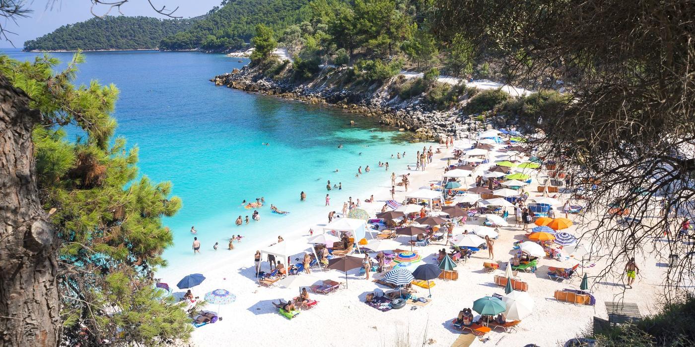 Hotelierii din Thassos spun că tarifele vor fi cu 7 10% mai mari anul acesta, deşi costurile de operare au crescut cu peste 30%. Sunt şi români care îşi cumpără case pe insulă / Ce spune primarul din Thassos