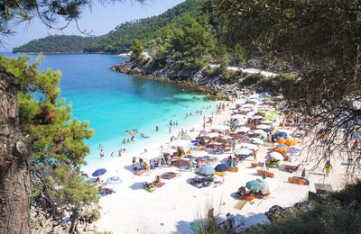 Hotelierii din Thassos spun că tarifele vor fi cu 7 10% mai mari anul acesta, deşi costurile de operare au crescut cu peste 30%. Sunt şi români care îşi cumpără case pe insulă / Ce spune primarul din Thassos