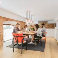 Spațiile deschise vs. camerele intime: Cum să alegi designul potrivit pentru casa ta în 2025