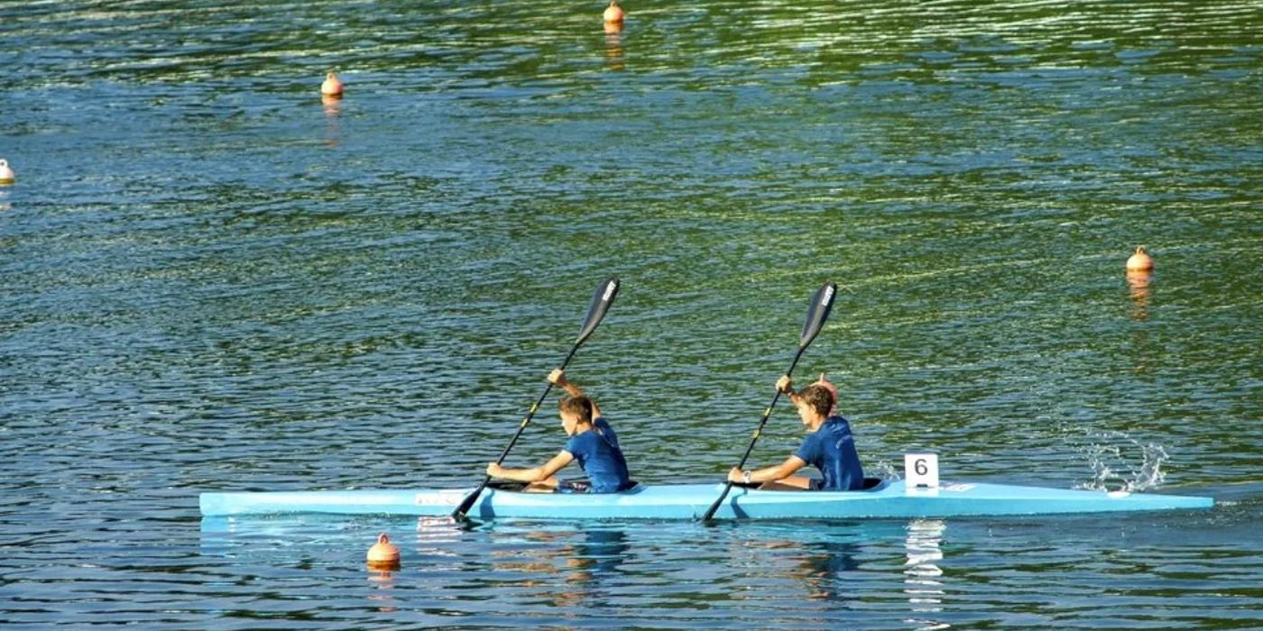 Iubiți sporturile apă? În acest sfârșit de săptămână puteți lua parte la cursa de caiac-canoe ce va avea loc pe lacul Titan din Parcul IOR