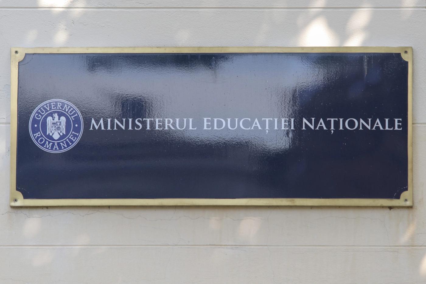 Ministerul Educaţiei propune premierea elevilor care au obţinut media 10 la examenele naţionale din această vară / Elevii de clasa a VIII-a ar urma să primească 2.000 de lei, iar cei de-a XII-a – 5.000 de lei / 558 de beneficiari în total