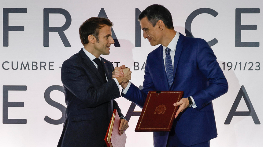 Emmanuel Macron şi Pedro Sanchez semnează la Barcelona, cu mare pompă, un ”Tratat de prietenie şi cooperare”, o consolidare a relaţiilor bilaterale în domeniile migraţiei, apărării, energiei şi tineretului