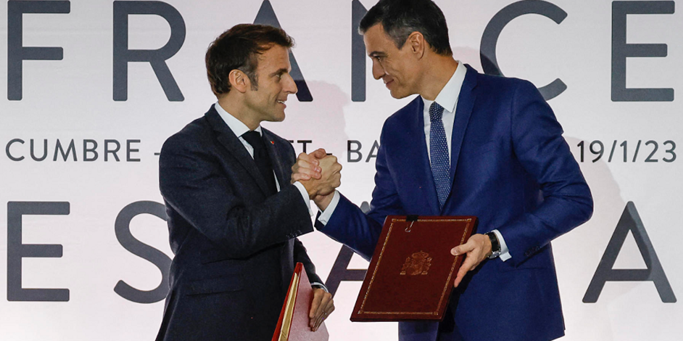 Emmanuel Macron şi Pedro Sanchez semnează la Barcelona, cu mare pompă, un ”Tratat de prietenie şi cooperare”, o consolidare a relaţiilor bilaterale în domeniile migraţiei, apărării, energiei şi tineretului