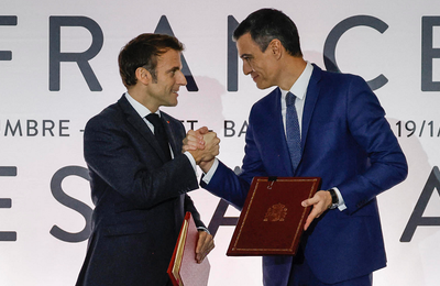 Emmanuel Macron şi Pedro Sanchez semnează la Barcelona, cu mare pompă, un ”Tratat de prietenie şi cooperare”, o consolidare a relaţiilor bilaterale în domeniile migraţiei, apărării, energiei şi tineretului