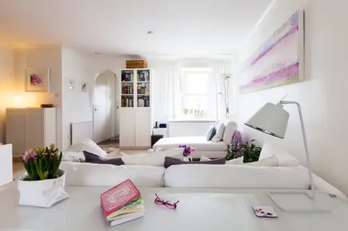 Casa inchiriata cu amenajare minimalista