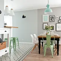 Mix de stiluri si tuse de verde-menta intr-o amenajare surprinzatoare