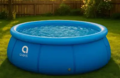 Transformă-ți curtea într-o oază de relaxare cu o piscină albastră elegantă