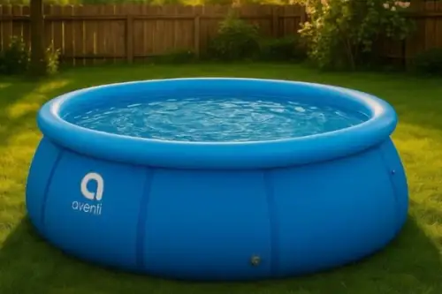 Transformă-ți curtea într-o oază de relaxare cu o piscină albastră elegantă