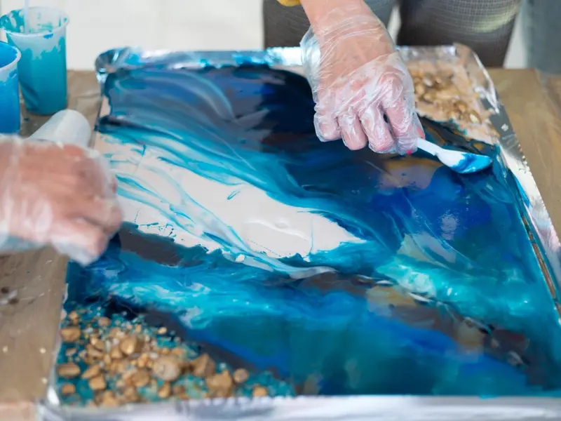 Cum a devenit rășina epoxidică un material vedetă în designul modern