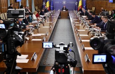 Cheltuieli de personal la nivelul de anul trecut şi suspendarea angajărilor în instituţiile publice, interdicţia cumulului pensie- salariu, dar şi a achiziţionării de maşini şi mobilier, în varianta de lucru a ordonanţei privind reducerea cheltuielilor