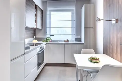 Design minimalist in culori neutre pentru un apartament cu doua camere