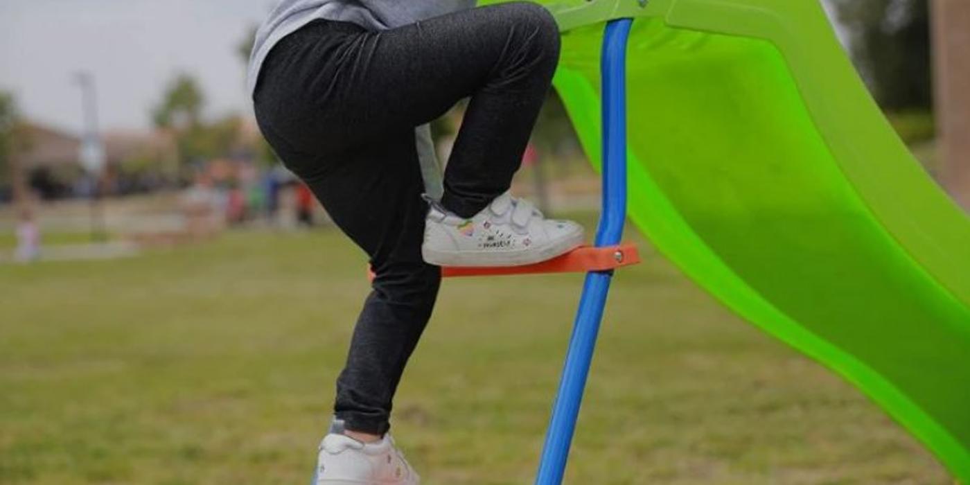 10.000 de euro daune pentru o fetiță care s-a accidentat în curtea unei școli private din Cluj