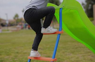 10.000 de euro daune pentru o fetiță care s-a accidentat în curtea unei școli private din Cluj