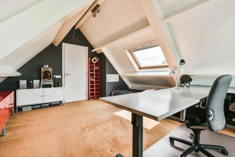 Cum să amenajezi un birou la mansardă ca un designer- 10 trucuri simple