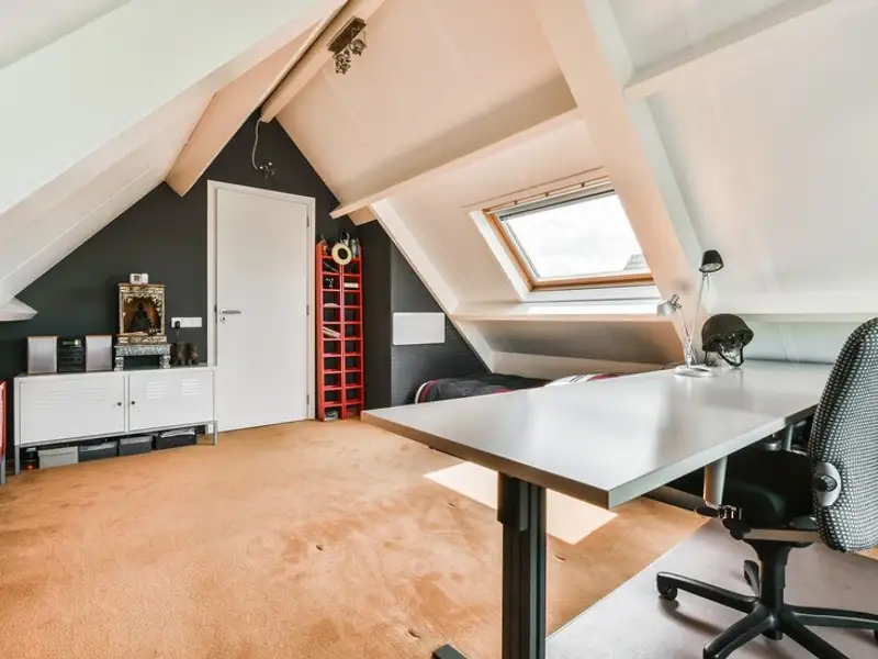 Cum să amenajezi un birou la mansardă ca un designer- 10 trucuri simple