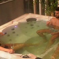 Amalia a mers cu Ștefan și Teo în jacuzzi, dar toată atenția a fost acordată iubitului Mihaelei