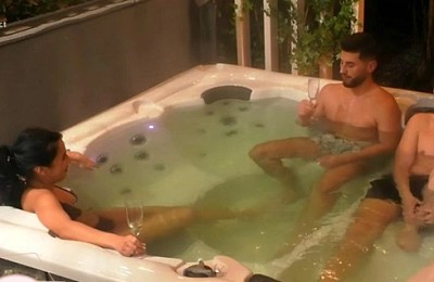 Amalia a mers cu Ștefan și Teo în jacuzzi, dar toată atenția a fost acordată iubitului Mihaelei