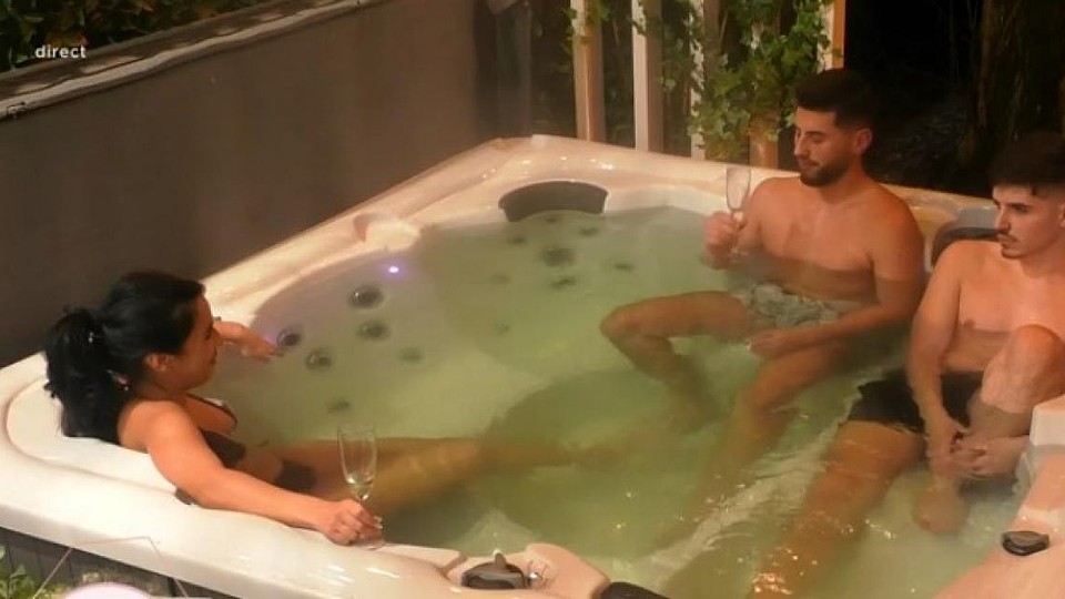 Amalia a mers cu Ștefan și Teo în jacuzzi, dar toată atenția a fost acordată iubitului Mihaelei