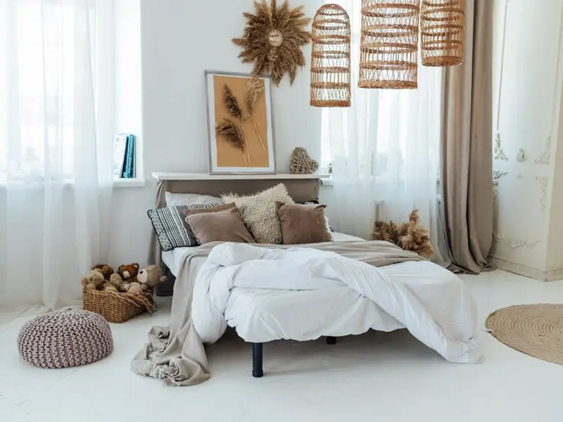 Cum îți alegi obiectele de decor când vrei să-ți amenajezi un dormitor cozy