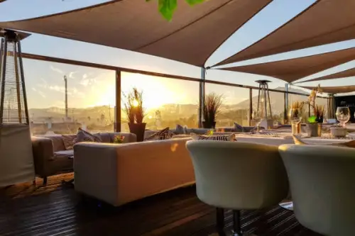 Bar tematic pe acoperiș