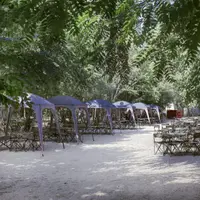 A2 Atmosfera urbana intr-o gradina tipic bucuresteana