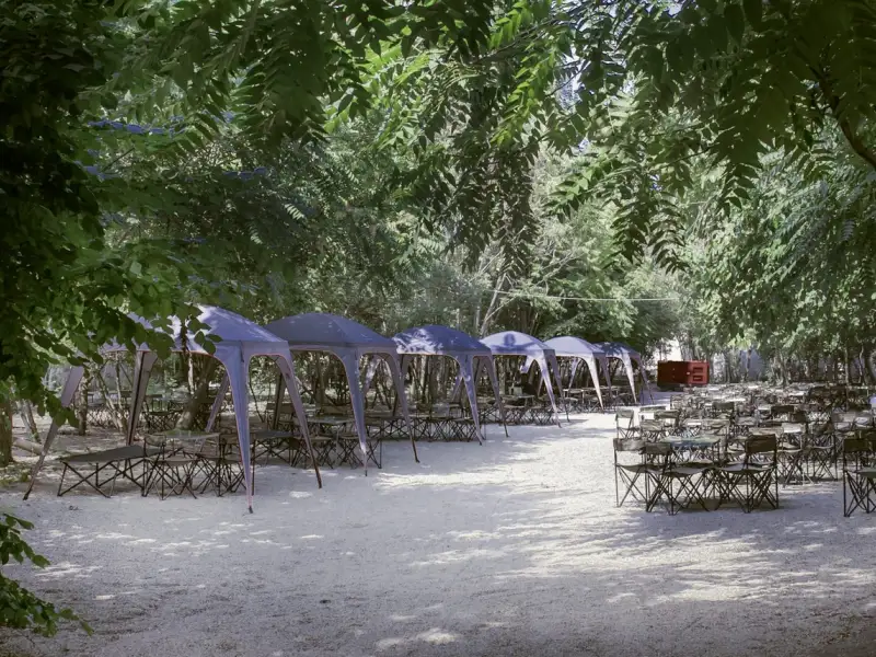 A2 Atmosfera urbana intr-o gradina tipic bucuresteana