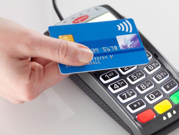Un bărbat este cercetat de poliție fiindcă după găsirea unui un card bancar a cheltuit banii de pe el