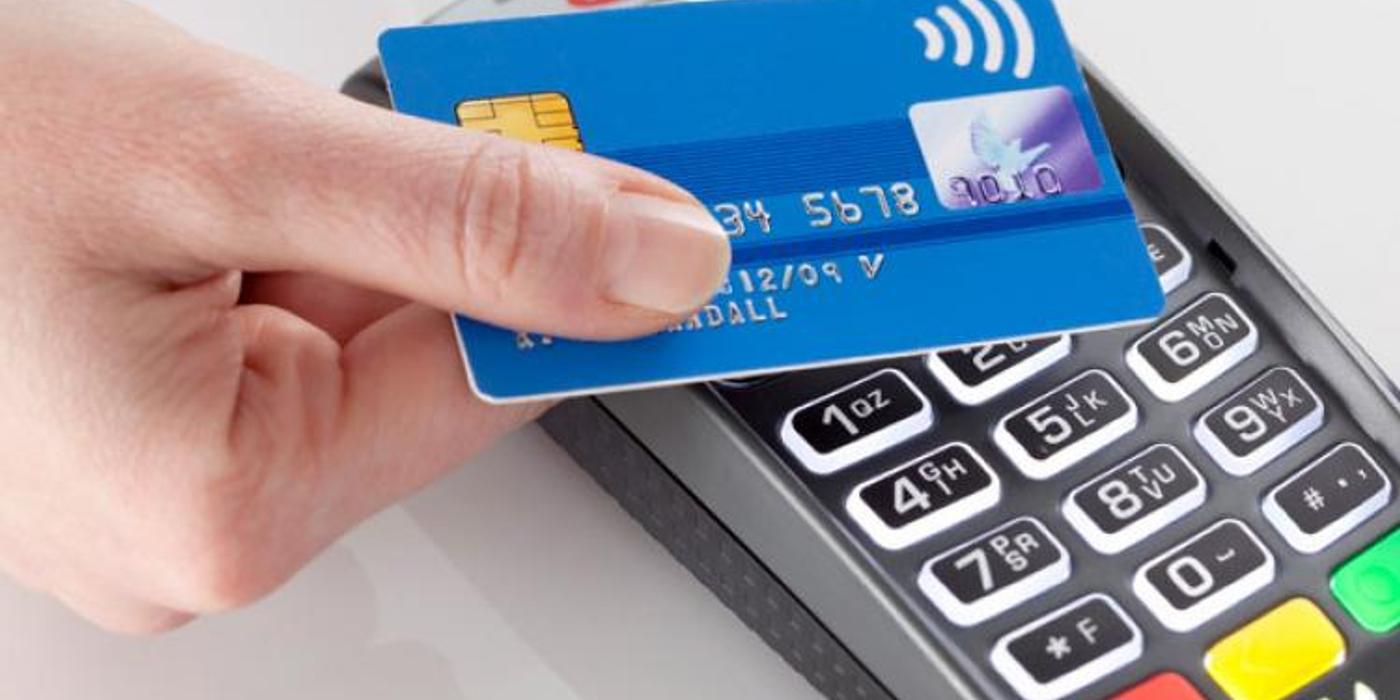 Un bărbat este cercetat de poliție fiindcă după găsirea unui un card bancar a cheltuit banii de pe el